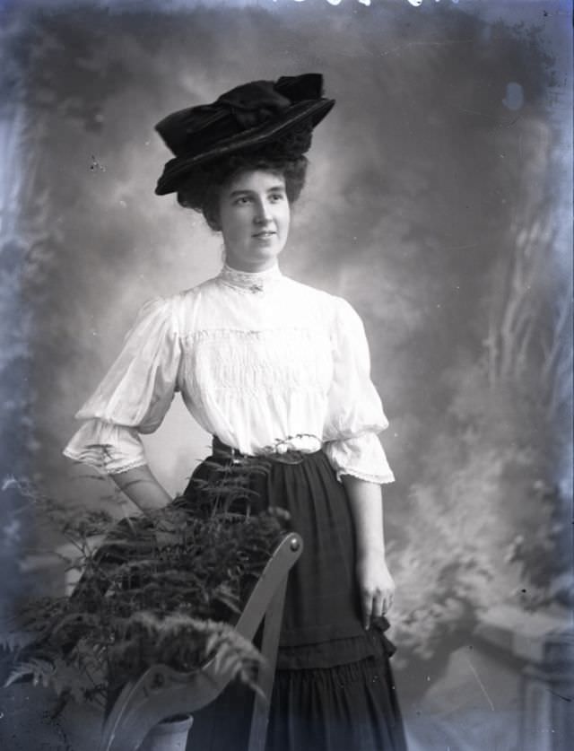 Mrs Courtenay Lewis poses for a portrait on December 7, 1905