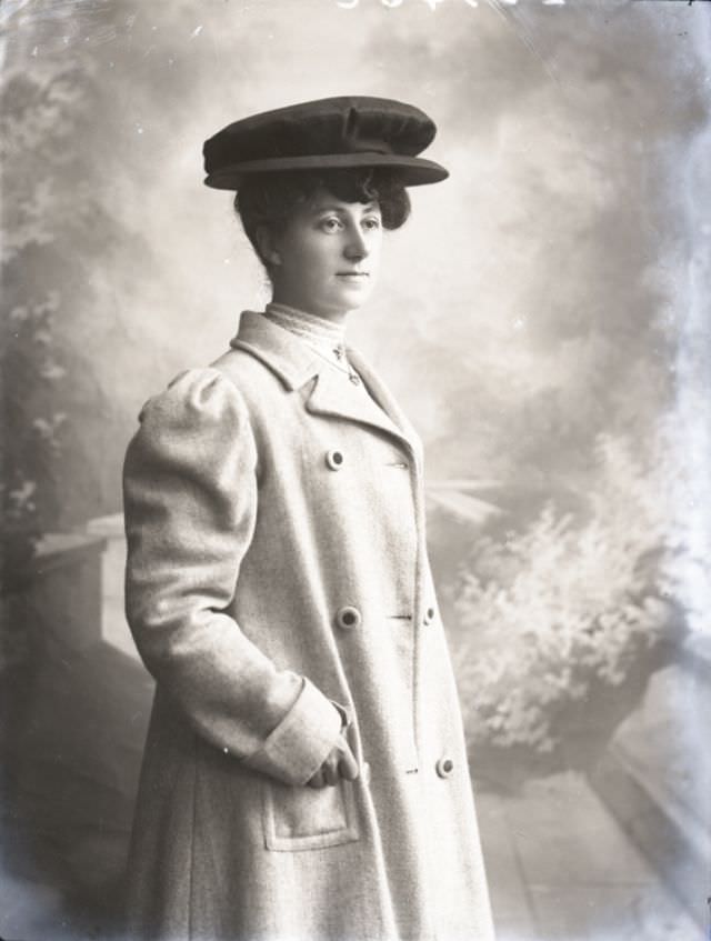 Miss Taylor poses for a portrait on December 14, 1906