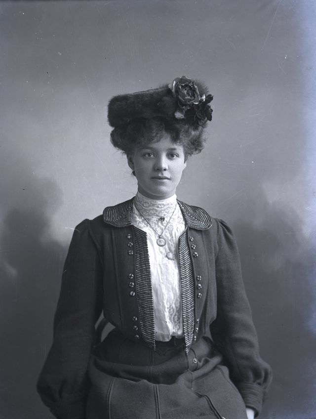 Mrs G C Hill poses for a portrait in May 1907