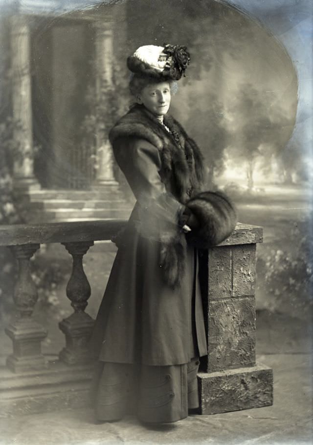 Mrs G C Hill poses for a portrait in May 1907