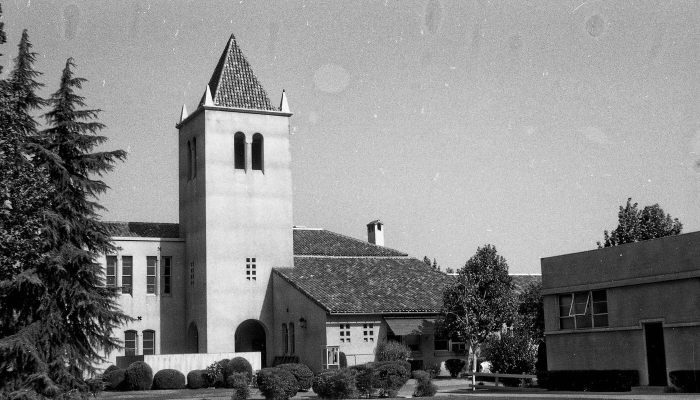 The newer east building of Theodore Roosevelt High School in Fresno, California, in 1961.