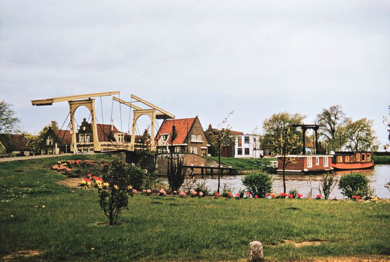 Chain-Bridge, Oosterkade, Edam.