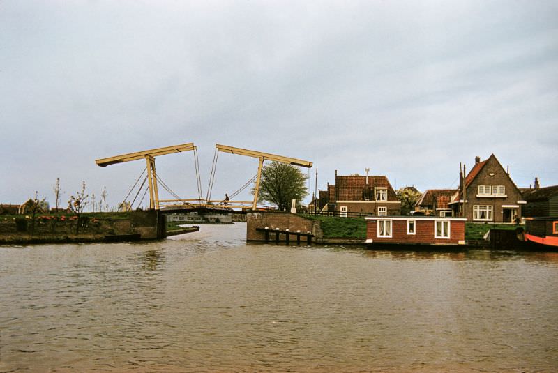 Chain-Bridge, Oosterkade, Edam.