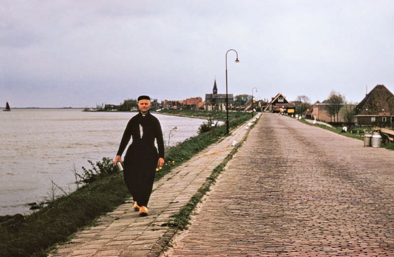 Man in traditional clothing, Noordeinde, Volendam.