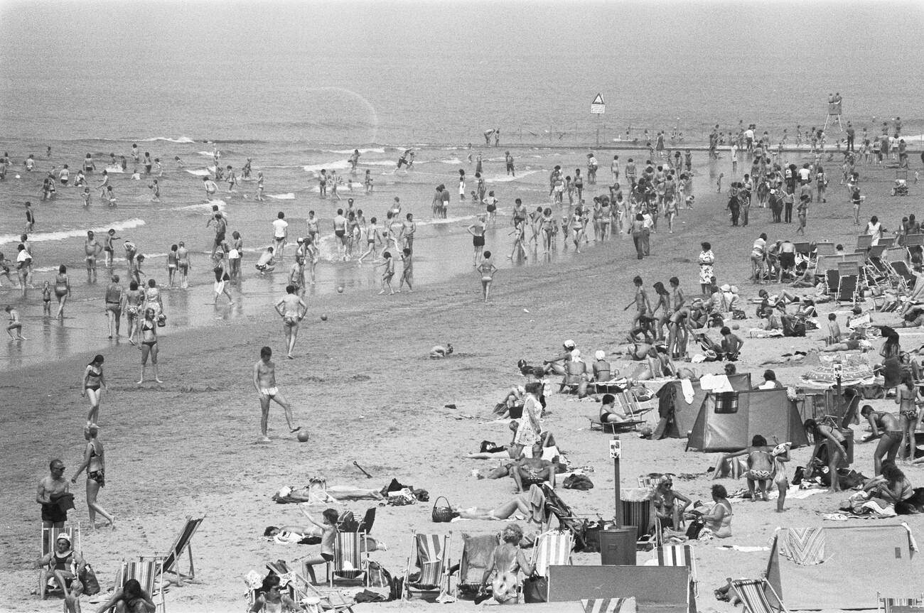 Crowds on Scheveningen beach around June 23, 1976.