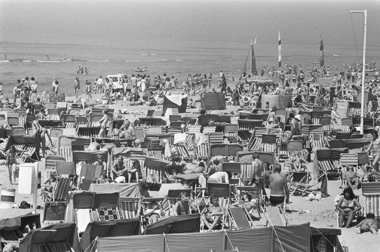 Crowded Zandvoort beach on June 7, 1976