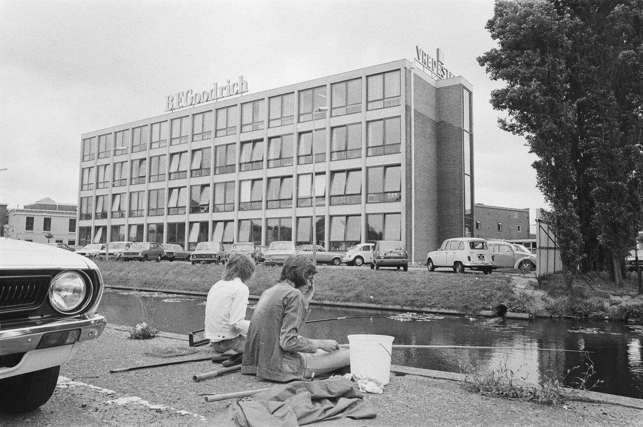 Exterior of Vredestein tire factory in Loosduinen threatened with closure around July 20, 1976