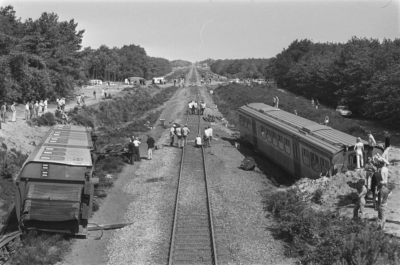 Overview of the damage and overturned locomotive after a train car collision near Venray on August 9, 1976