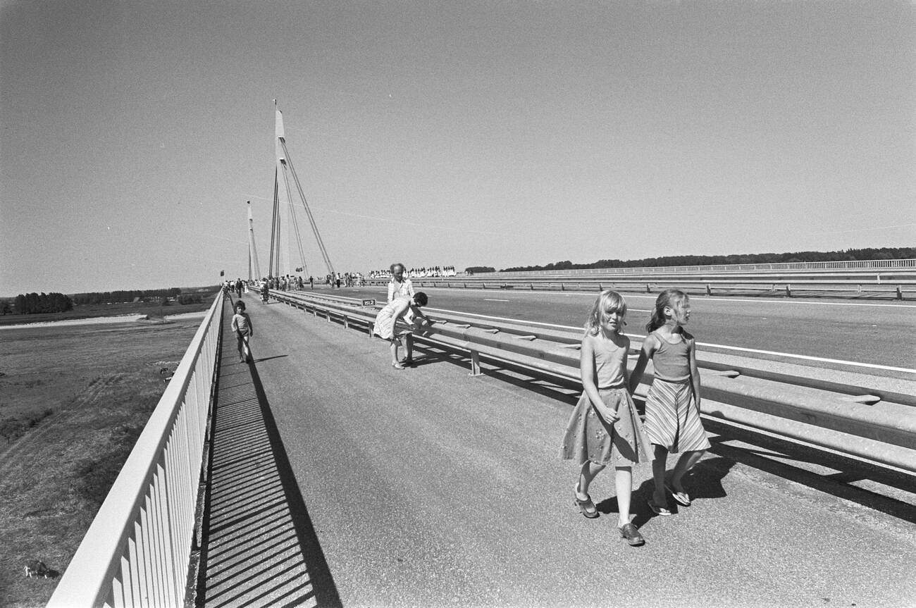 The new road section and bridge at Ewijk being put into use by Minister Westerterp, around June 30, 1976.