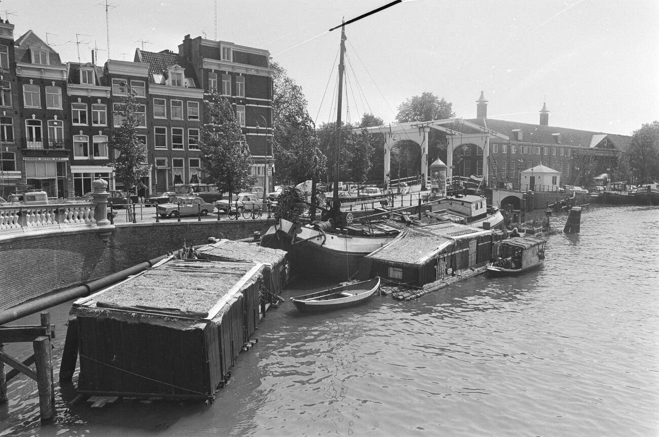 Houseboat residents have created a floating village on the Amstel near Blauwbrug around June 8, 1976.