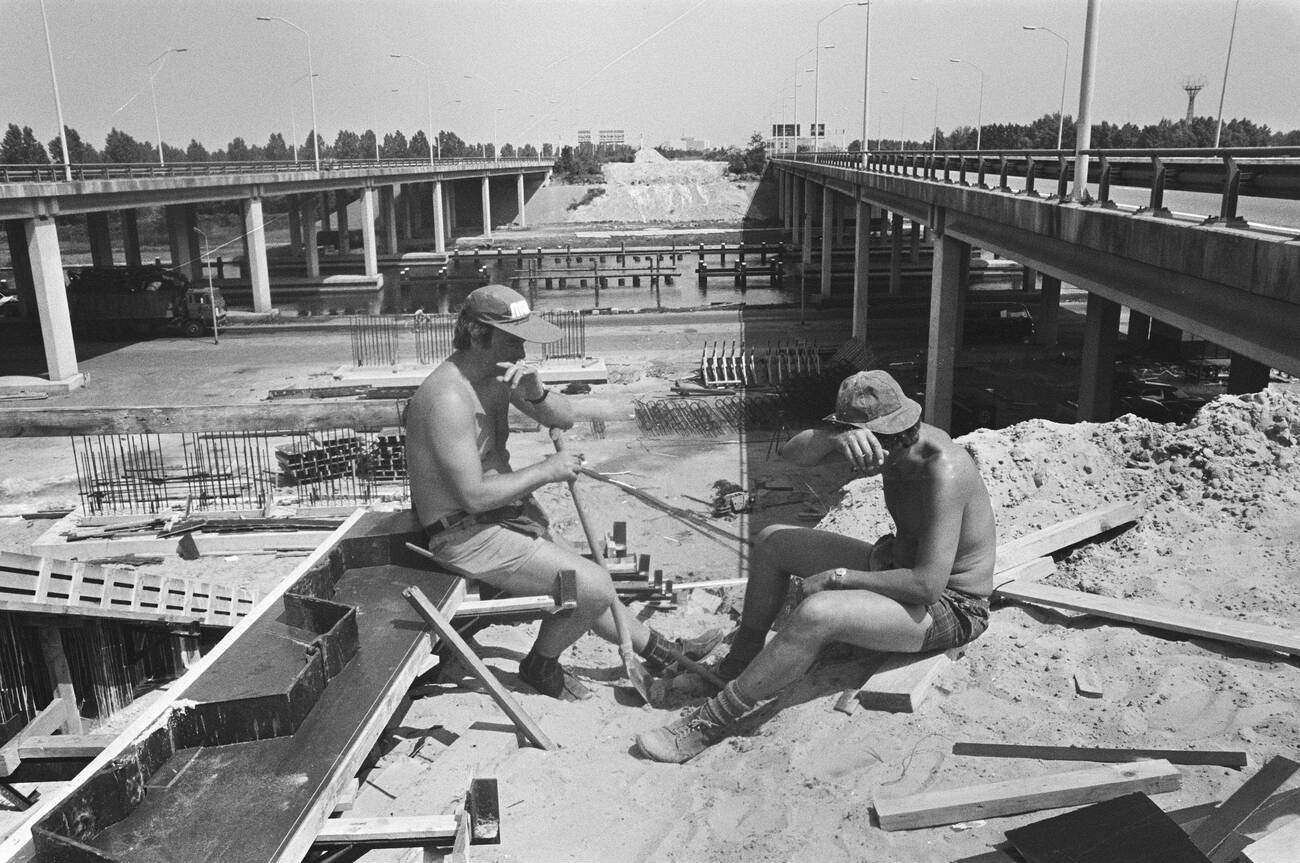 Workers enduring the heat during the construction of Schiphol line, around 1976.