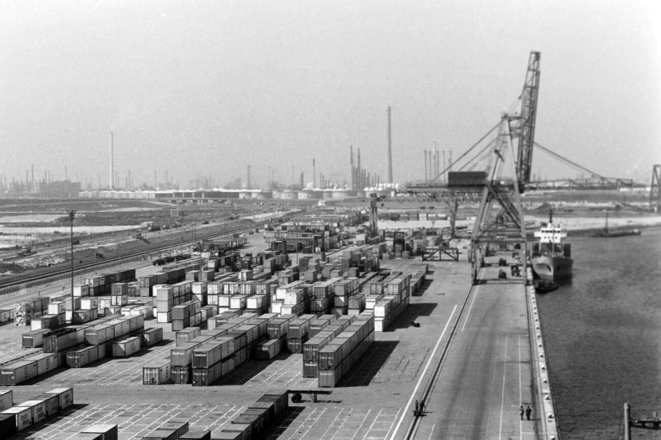 Handling of cargo containers at Rotterdam port: A glimpse into the busy handling of cargo containers at Rotterdam port in 1971.