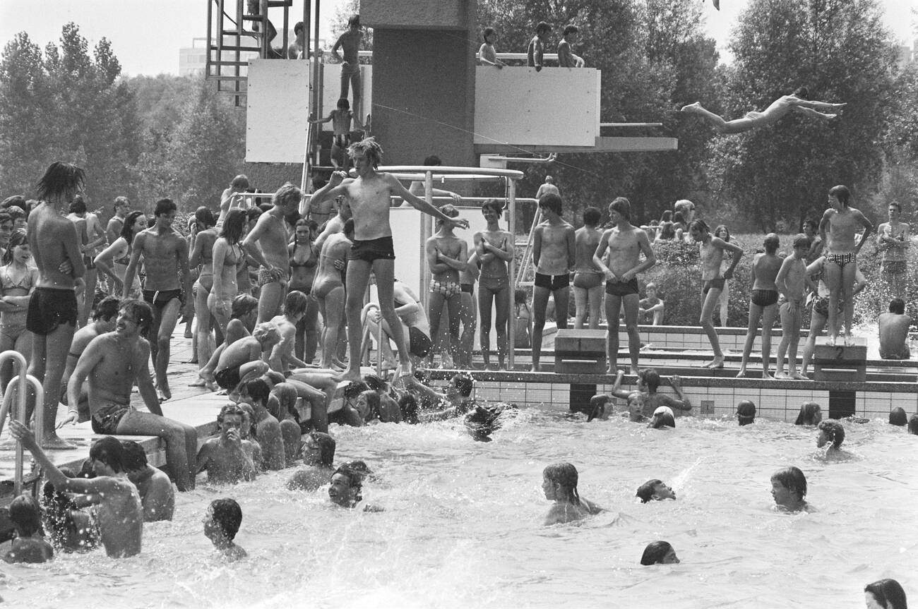 Crowds in Sloterparkbad during a heat wave: A crowd of people seeking relief from a heat wave at Sloterparkbad around June 25, 1976.