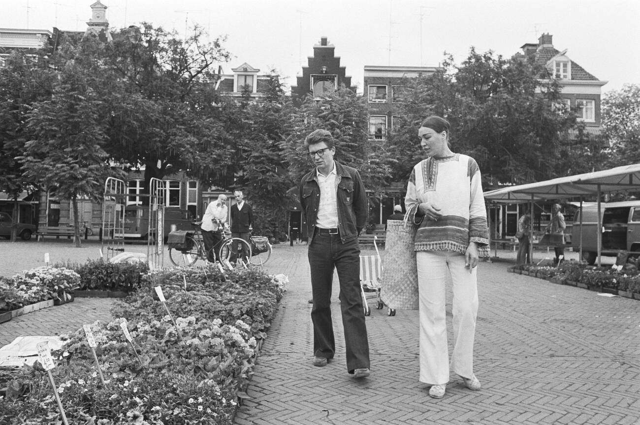 Andrej and Gjoezel Amalrik, Russian dissidents, walking in Amsterdam on Amstelveld on July 19, 1976.