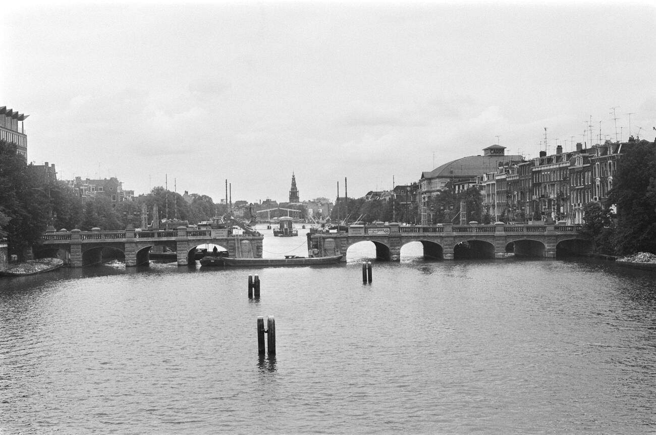 An overview of restoration work on the Hoge Sluis bridge over the Amstel in Amsterdam on June 3, 1976.