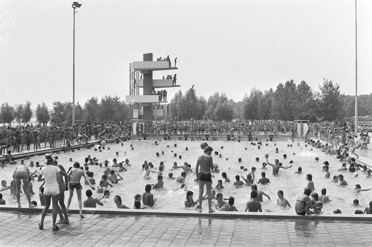 Crowds in Sloterparkbad during a heat wave on or around June 25, 1976.