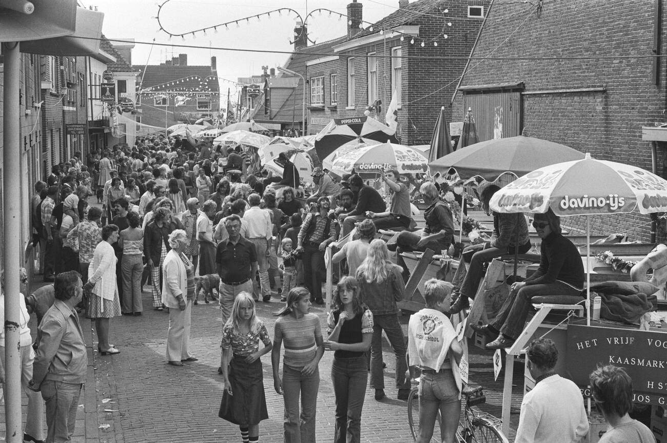 The competition bow in Egmond aan Zee, with crowds gathered around June 12, 1976.