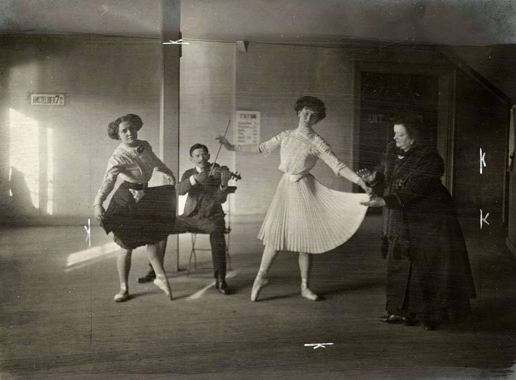 Stunning Historical Photos of Circuses in Netherlands from the Early 20th Century