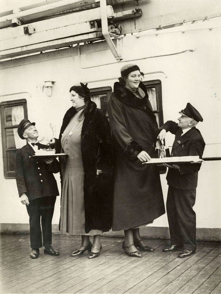 Stunning Historical Photos of Circuses in Netherlands from the Early 20th Century