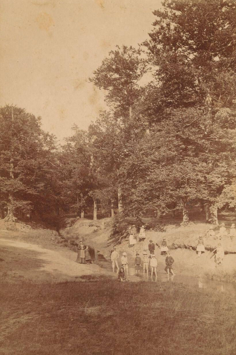 Group of women and children by a stream, anonymous, Netherlands, 1900