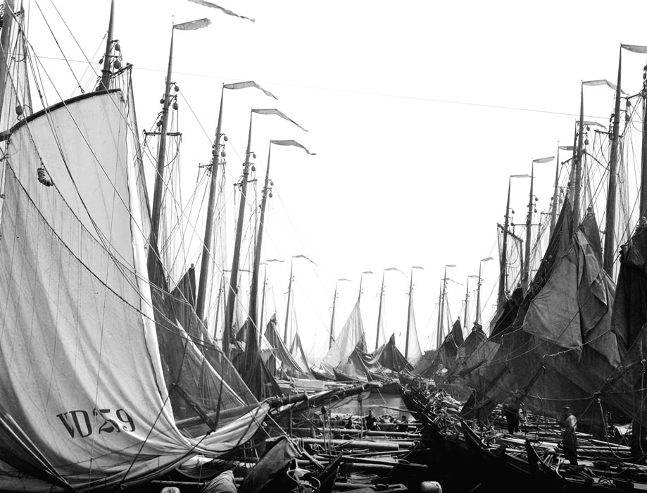 Fishing boats at the docks. The registration number on the sail suggests the port is Volendam.