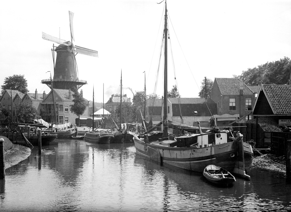 This is a no longer existing windmill called "De Maagd" in Dordrecht.