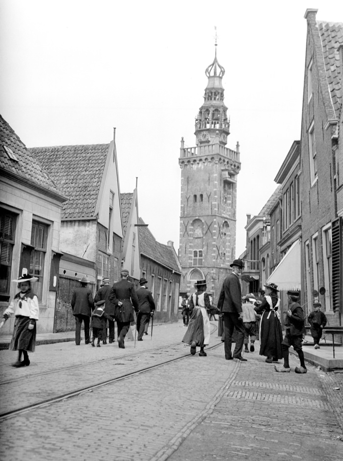 A street scene in Monnickendam, 1904