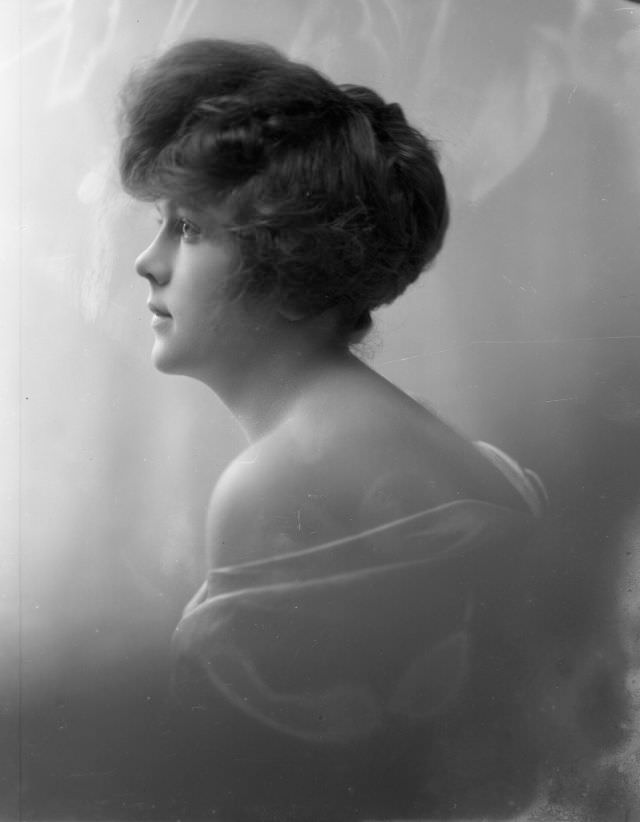 Portrait a young woman, 1905