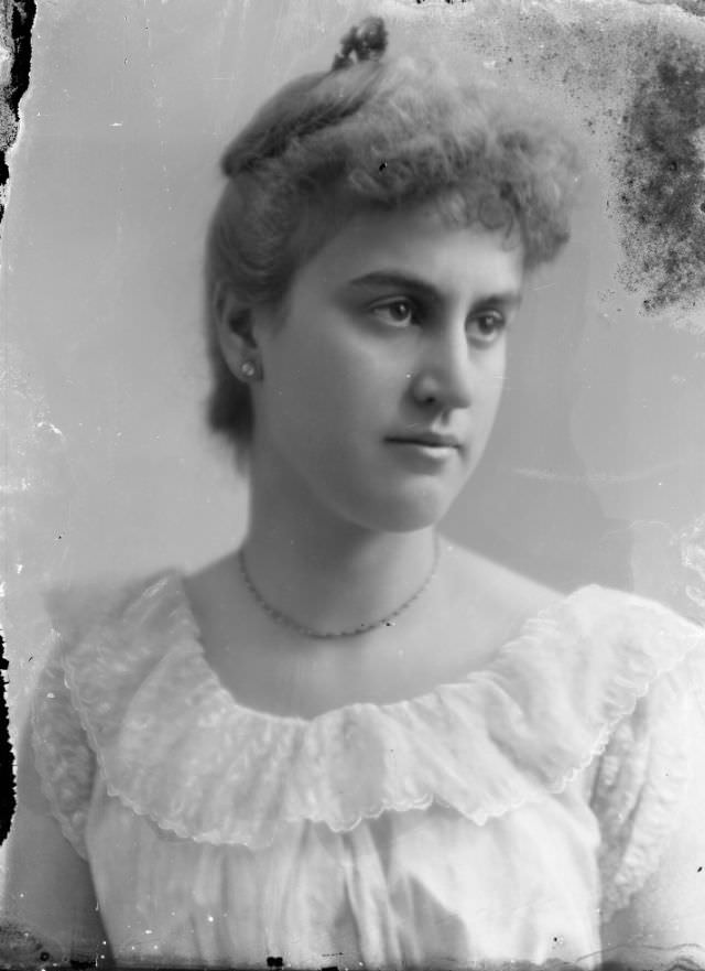 Portrait of a woman in dress, 1910