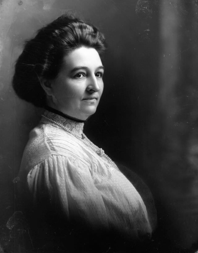 Portrait of a woman, 1910