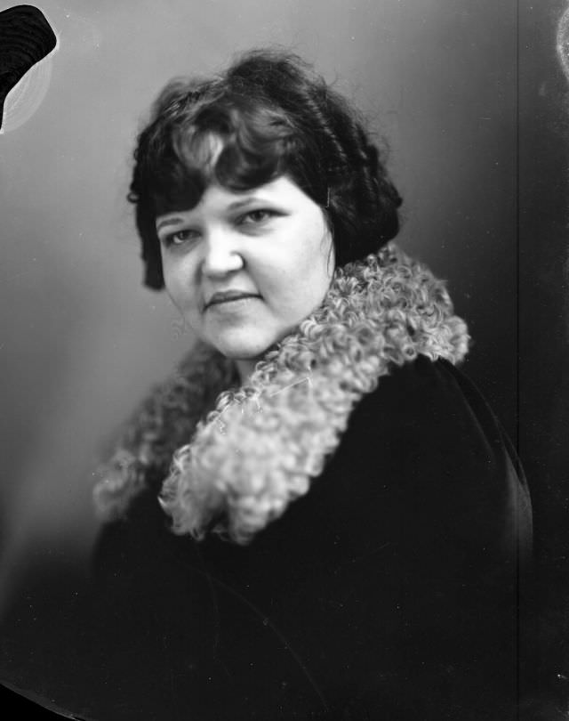 Portrait of a woman with fur scarf, 1915