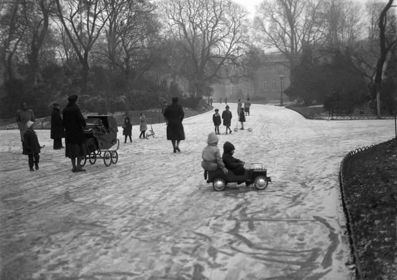 People at the Bois de Boulogne in winter, 1950.