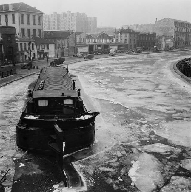 The Seine and canals during winter, 1954. (Robert Doisneau)