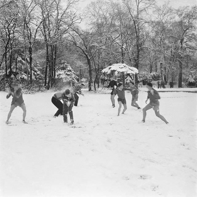 A snow fight at the Bois de Boulogne, 1956.