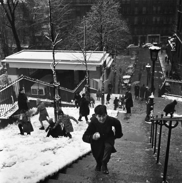 Winter game in Montmartre, 1958. (Robert Doisneau)