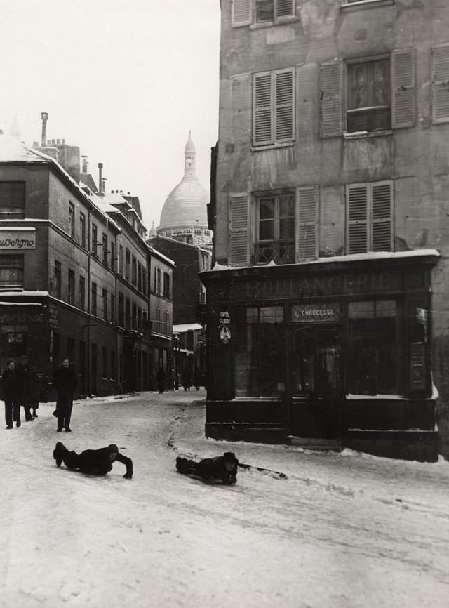 Sledging on the slopes of Montmartre, 1950s.