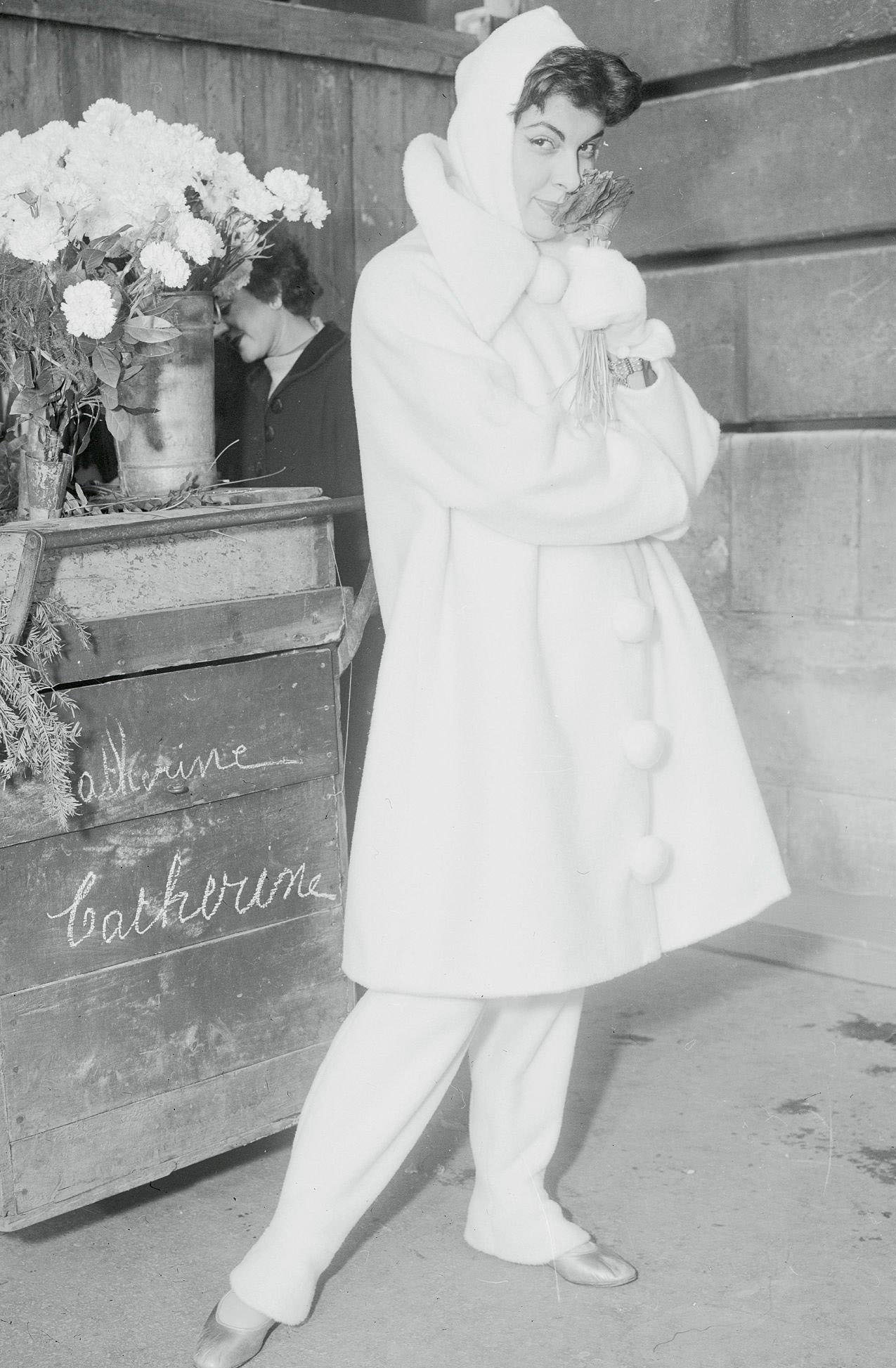 Lady Skier Wearing Jacket And Gnome's Coat, Paris, Circa 1950s.