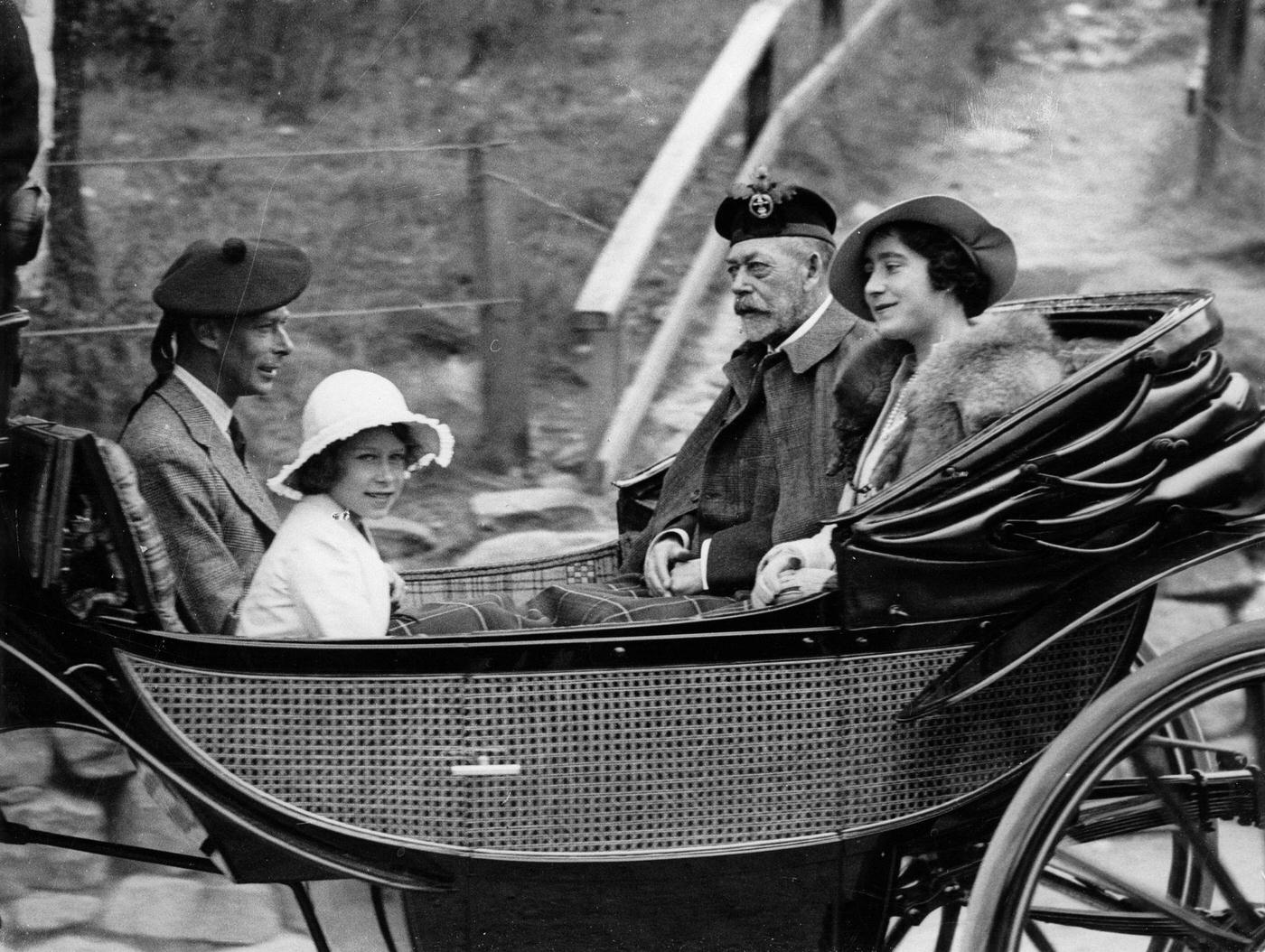 King Georg V. with his wife, Princess Elisabeth and the duke of York Edward on the way to the Crathie Church, 1935