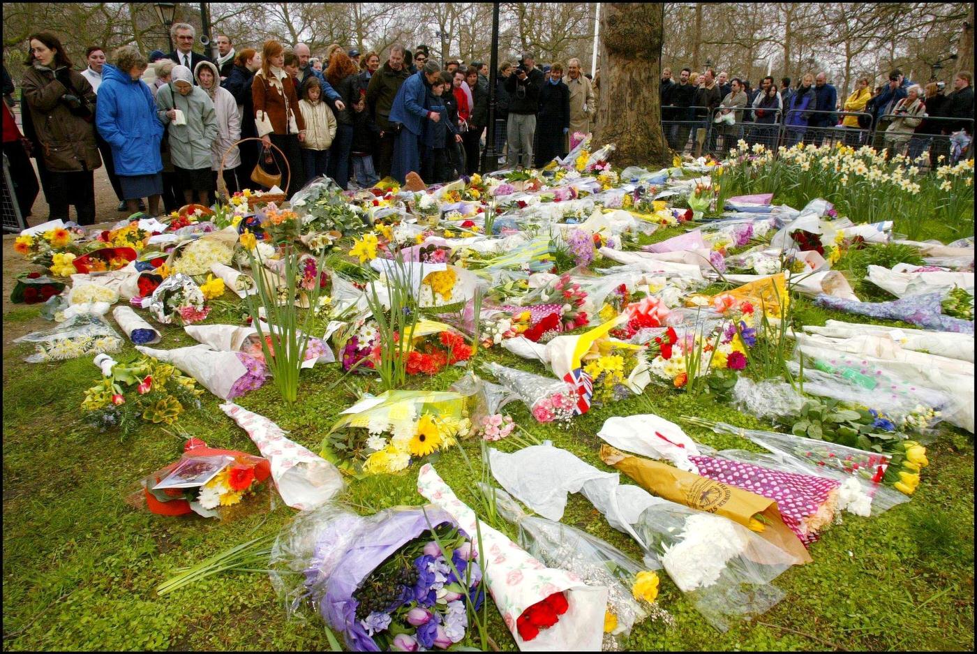 People pay a last tribute to the Queen Mother in Windsor, United Kingdom, 2002