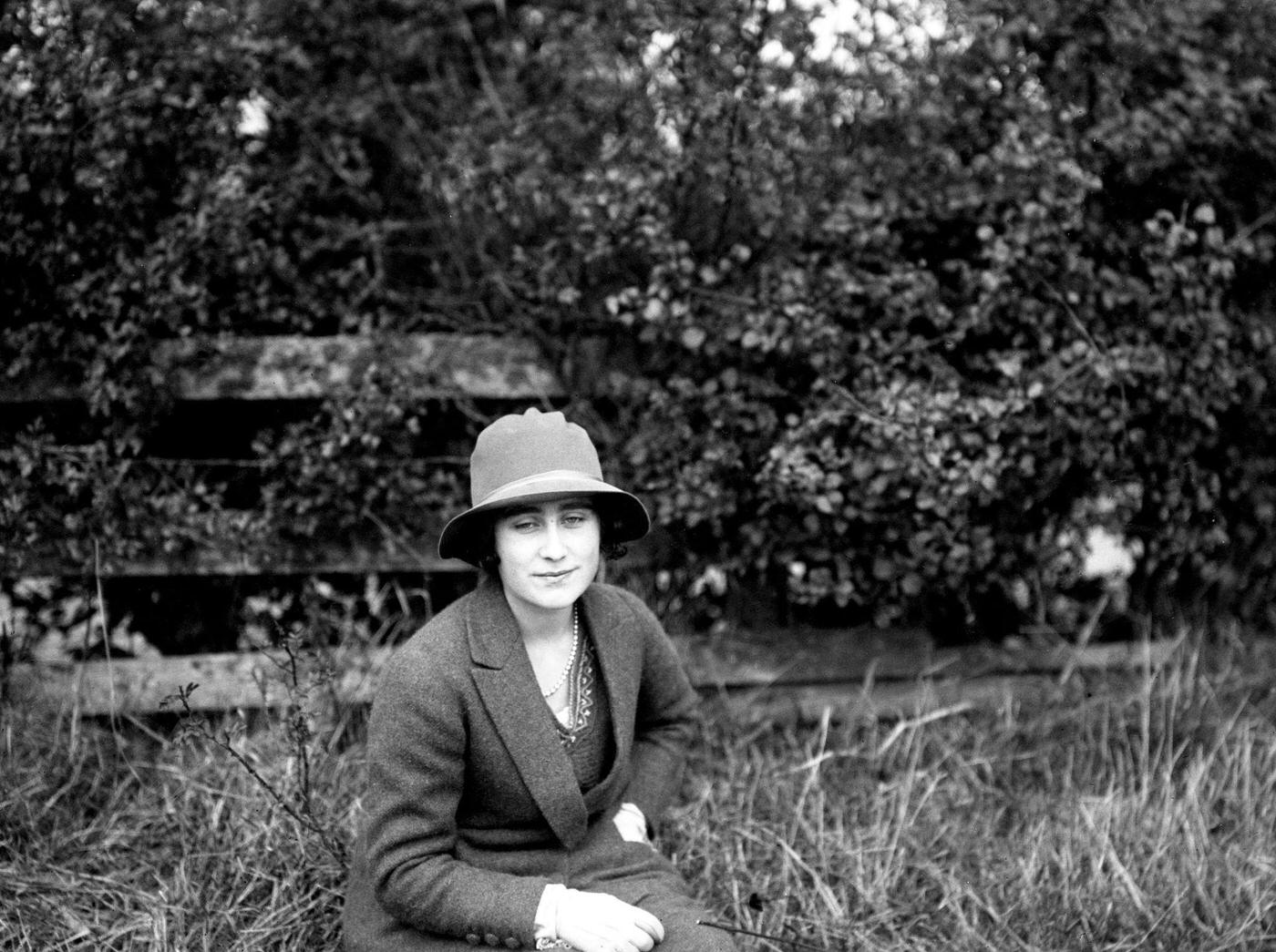 Queen Elizabeth and the Queen Mother, in her garden at St Paul's Walden