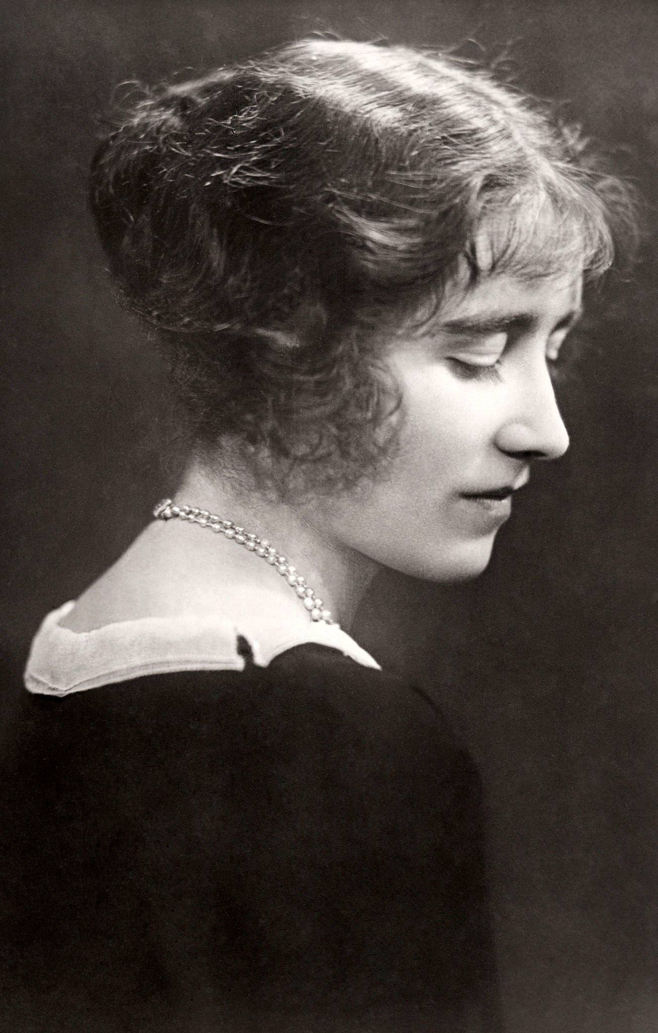 Lady Elizabeth Bowes-Lyon, 1922