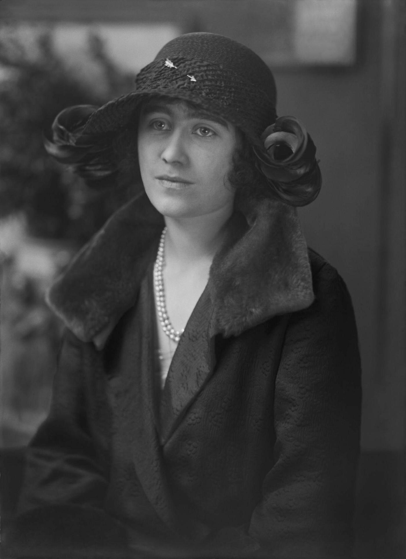 Lady Elizabeth Bowes-Lyon, 1923