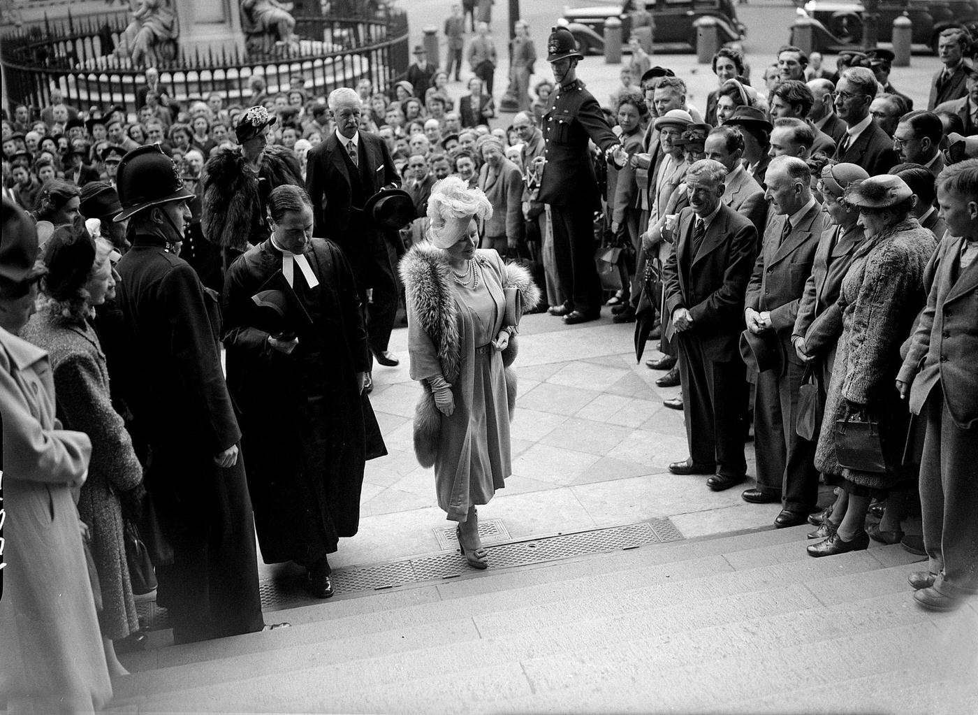 Queen Elizabeth arriving at St. Paul's Cathedral for a London Mission thanksgiving service, London, 1940.