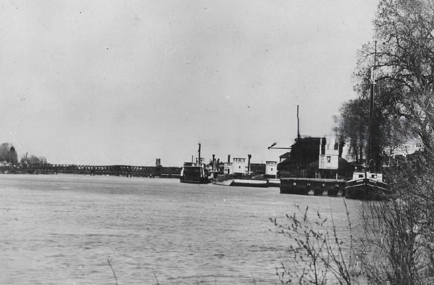 Sacramento River looking toward the 4th Street Bridge in 1896.