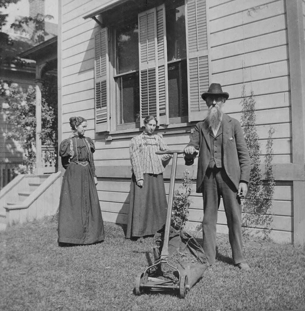 Alta and her father and mother, 1898