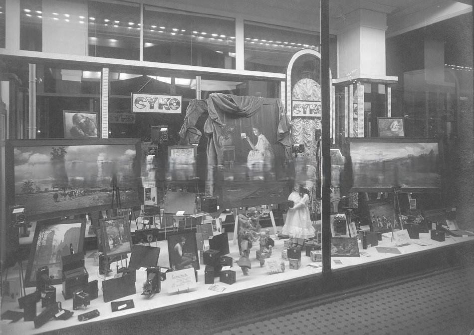 Window display of cameras and photographic equipment, 1890