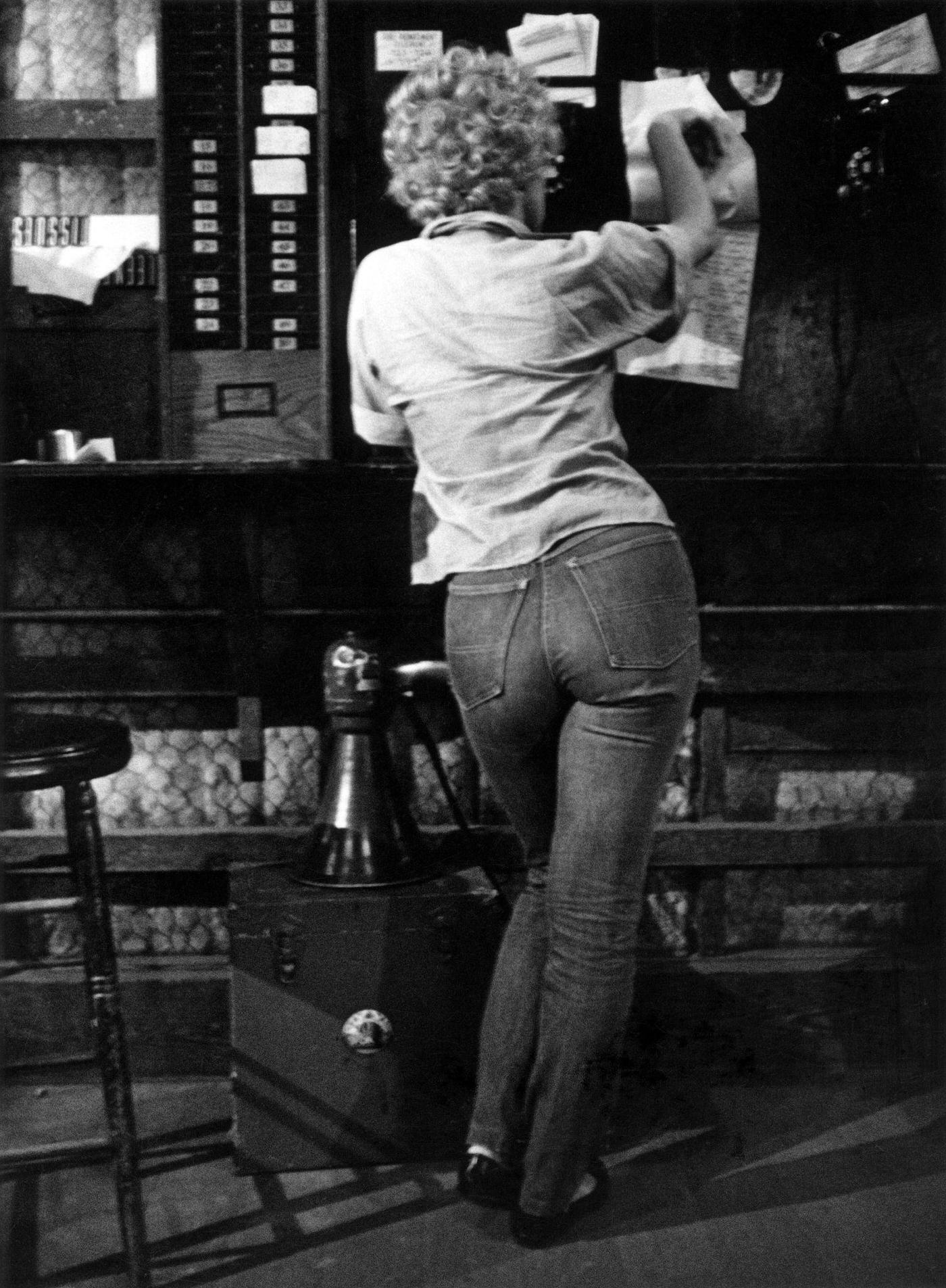 Marilyn Monroe wearing blue jeans backstage at the 20th Century Fox studio in 1954 during the filming of "The Seven Year Itch"