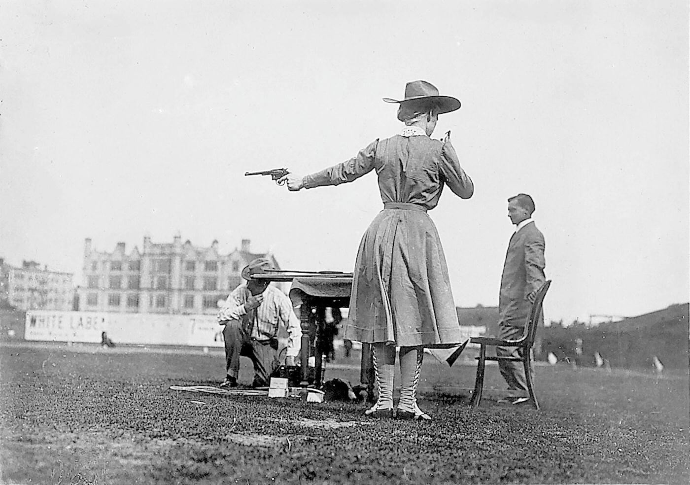 Annie Oakley in a Wild-West-Schau - she shoots with the help of a pocket mirror - undated.