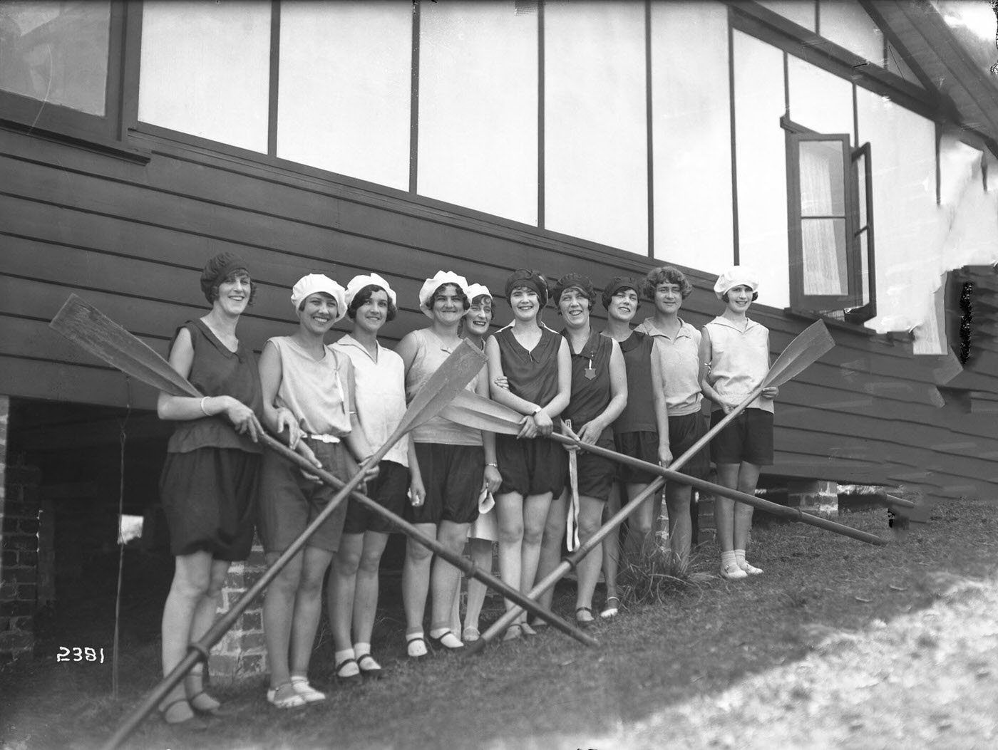 Women with rowing oars, Sydney
