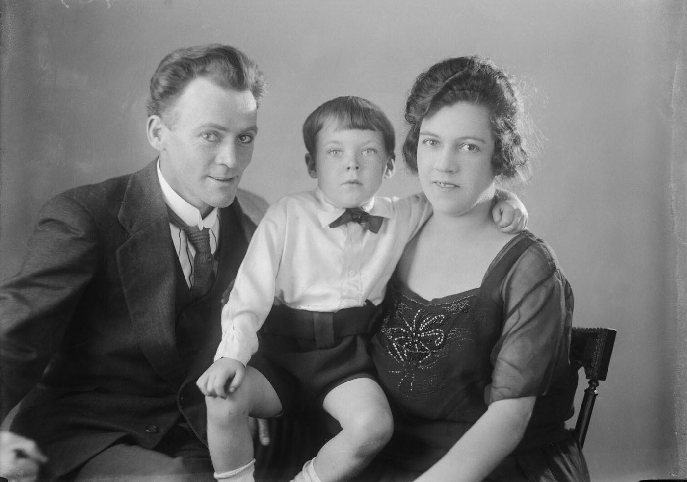 Group portrait of an unknown family